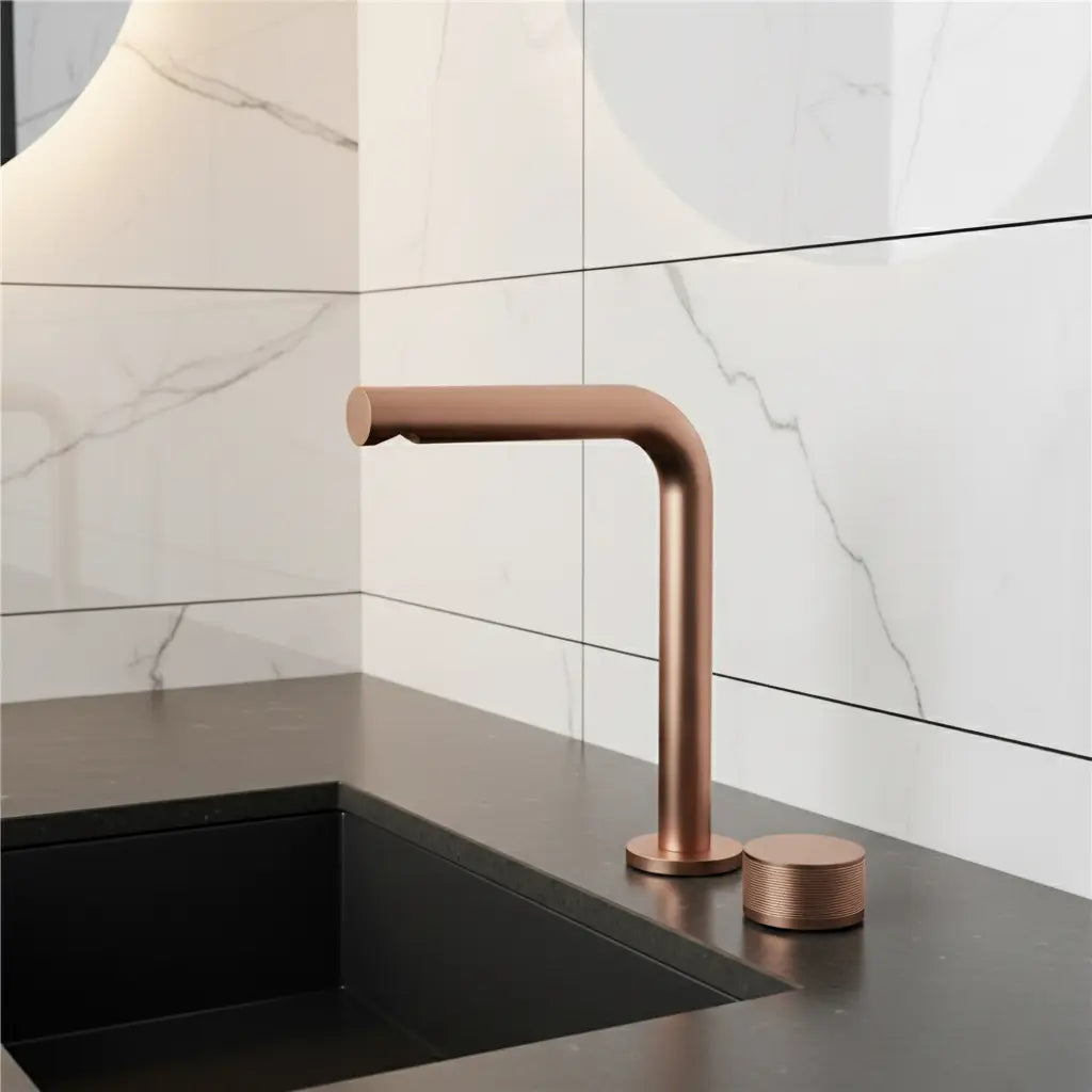 Robinet de salle de bain sur plan or rose